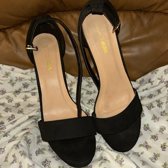 Gently used black size 8 fashion nova heels - Picture 4 of 5